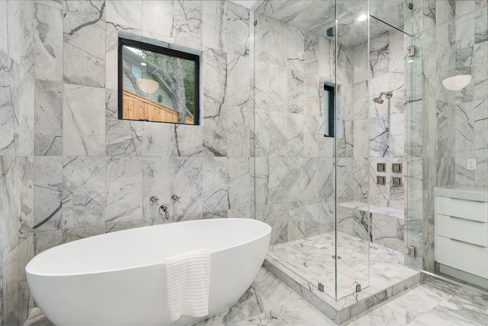 Idéer för mellanstora funkis grått en-suite badrum, med släta luckor, vita skåp, en hörndusch, grå kakel, marmorkakel, marmorbänkskiva, dusch med gångjärnsdörr, grå väggar, marmorgolv, grått golv och ett fristående badkar