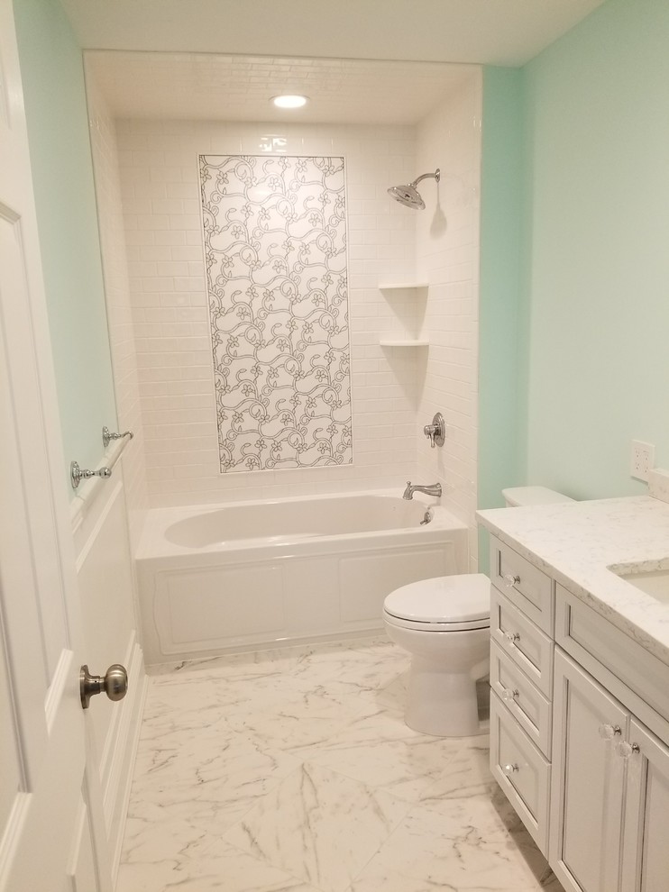 Пример оригинального дизайна: большая детская ванная комната в классическом стиле с фасадами с выступающей филенкой, ванной в нише, душем в нише, раздельным унитазом, плиткой кабанчик, зелеными стенами, мраморным полом, врезной раковиной и белым полом