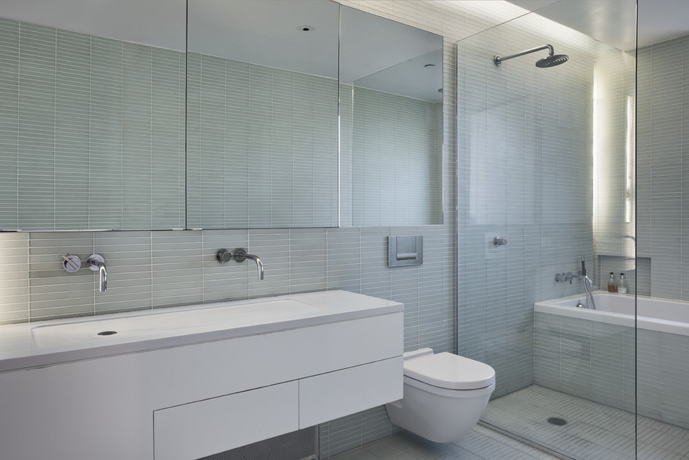 Идея дизайна: ванная комната в современном стиле с раковиной с несколькими смесителями и стеклянной плиткой