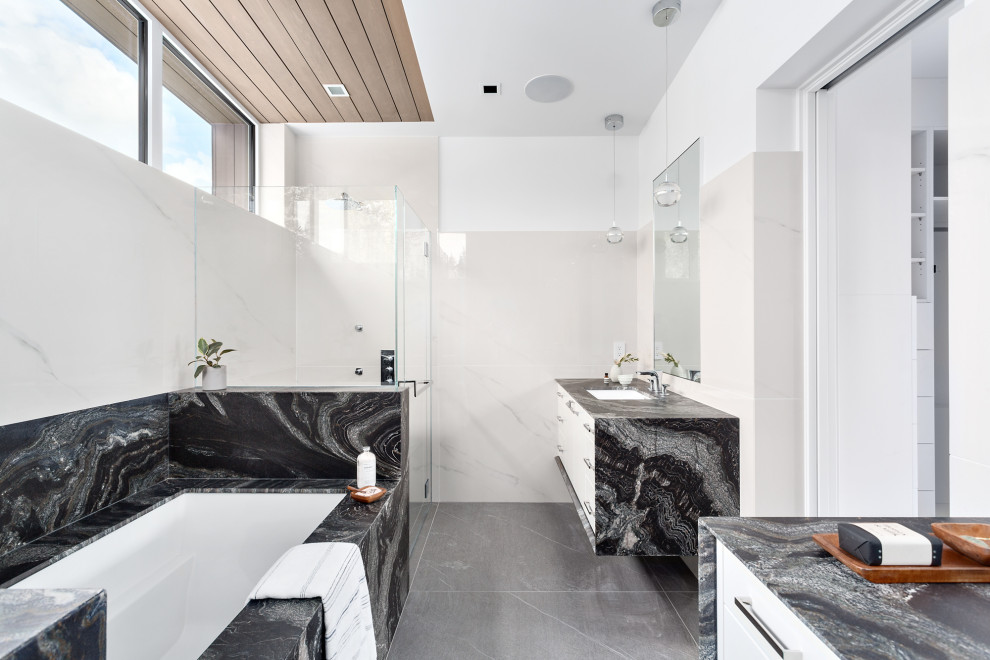 Свежая идея для дизайна: большая главная ванная комната в современном стиле с белыми фасадами, накладной ванной, душем в нише, белой плиткой, керамической плиткой, полом из керамической плитки, накладной раковиной, столешницей из кварцита, серым полом, душем с распашными дверями и черной столешницей - отличное фото интерьера
