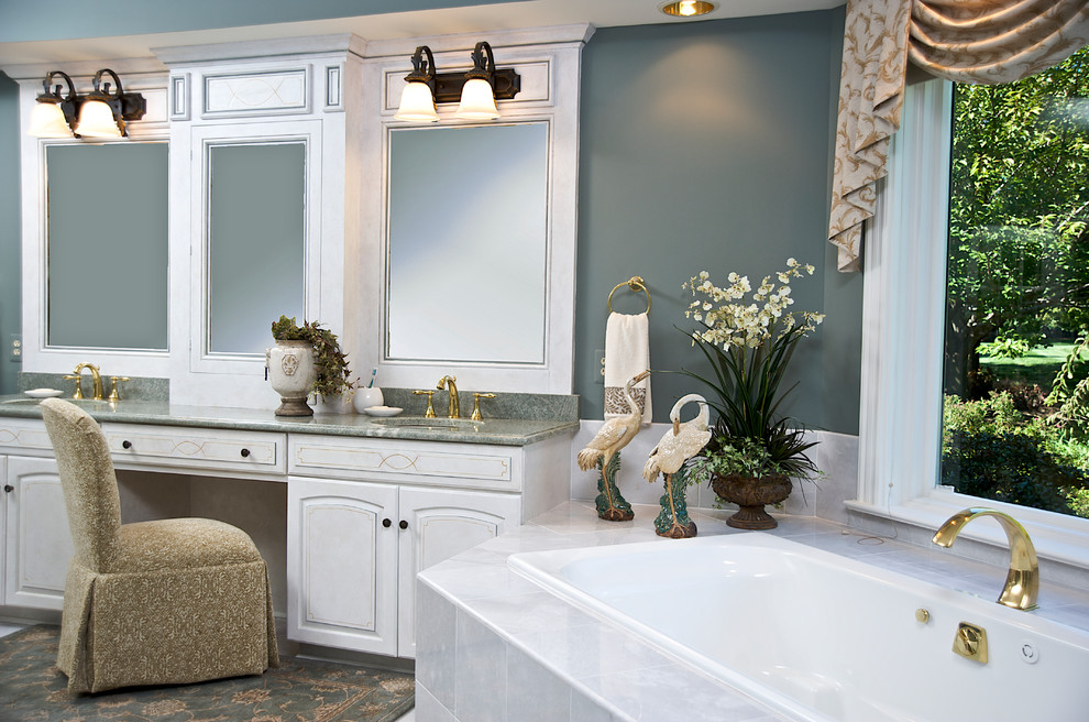Exemple d'une grande salle de bain principale chic avec un placard avec porte à panneau surélevé, des portes de placard blanches, une baignoire posée, un mur vert, un sol en carrelage de céramique, un lavabo encastré, un plan de toilette en granite, un sol blanc et un plan de toilette vert.
