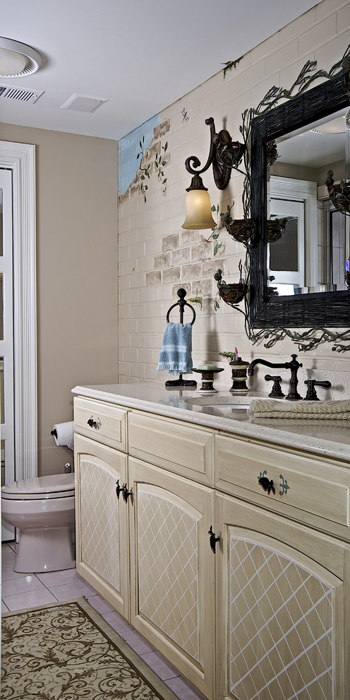 Exempel på ett mellanstort klassiskt badrum med dusch, med tunnelbanekakel, beige skåp, en toalettstol med separat cisternkåpa, beige kakel, beige väggar, klinkergolv i keramik, ett undermonterad handfat, bänkskiva i kvartsit, beiget golv och luckor med upphöjd panel