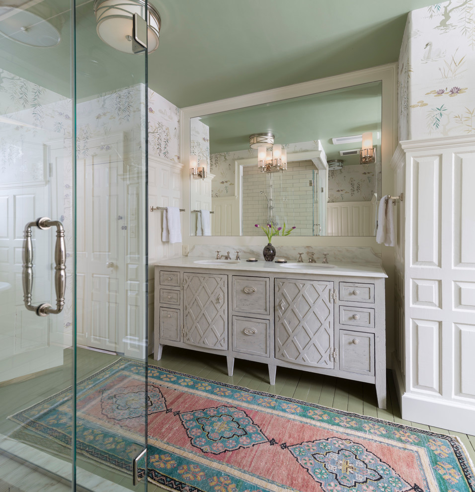 Idee per una grande stanza da bagno country con consolle stile comò, ante grigie, pavimento in legno verniciato e top in marmo