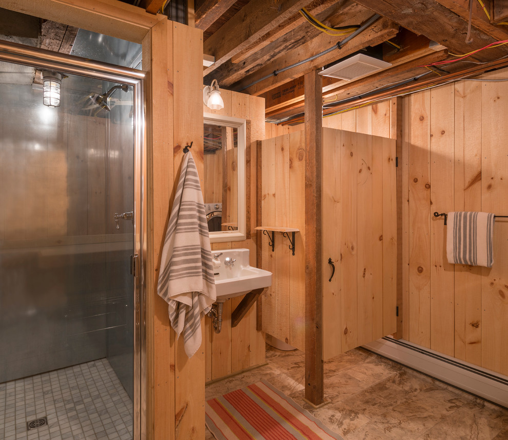 バーリントンにある高級な小さなカントリー風のおしゃれなバスルーム (浴槽なし) (オープンシェルフ、淡色木目調キャビネット、亜鉛の洗面台) の写真