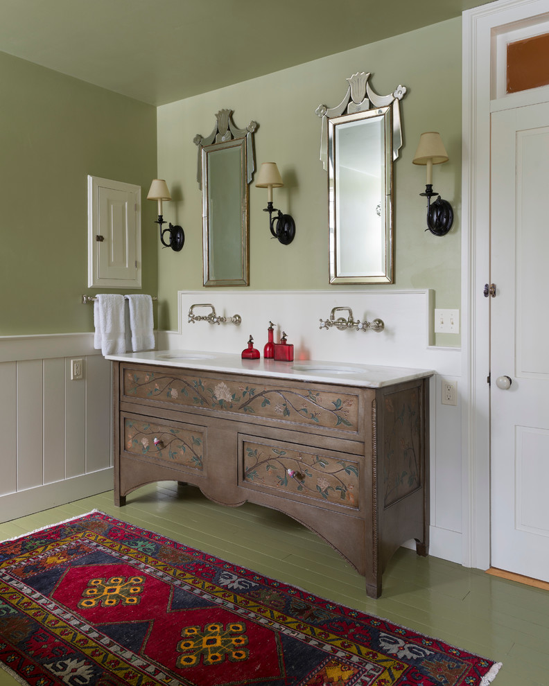 Idee per una grande stanza da bagno country con consolle stile comò, ante grigie, pavimento in legno verniciato e top in marmo