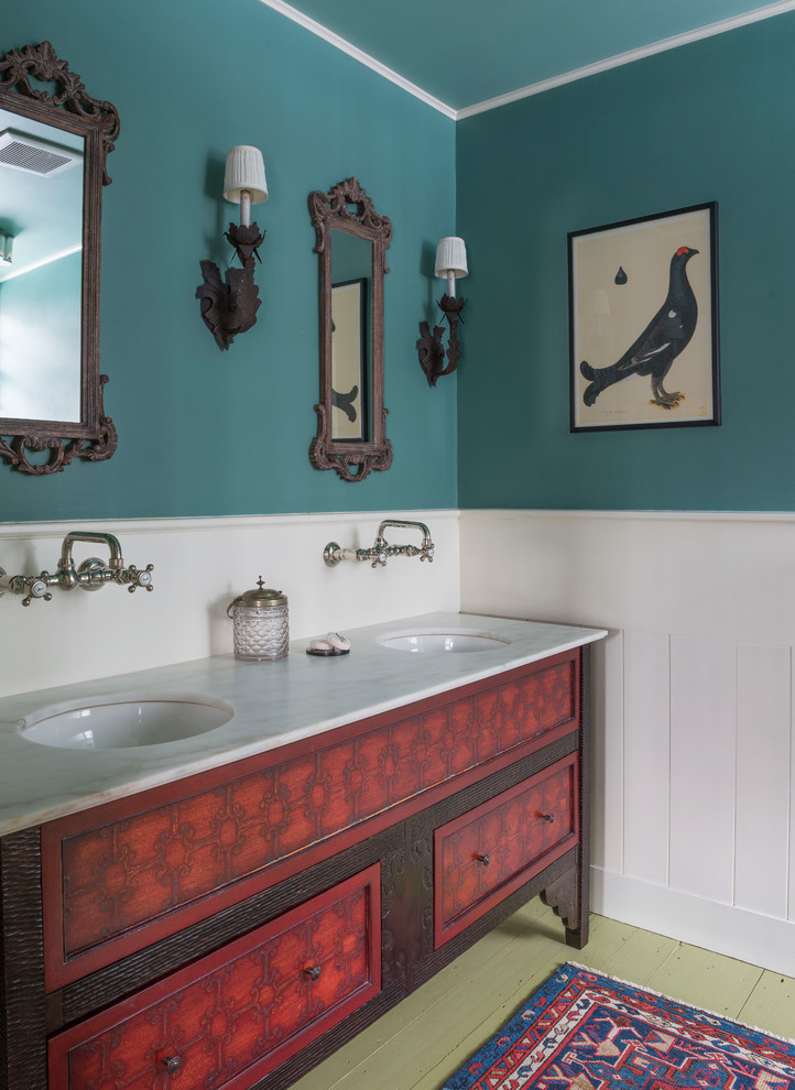 Inspiration för ett stort lantligt badrum, med möbel-liknande, röda skåp, målat trägolv och marmorbänkskiva