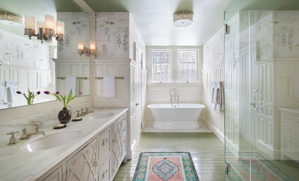 На фото: большая ванная комната в стиле кантри с фасадами островного типа, серыми фасадами, деревянным полом и мраморной столешницей