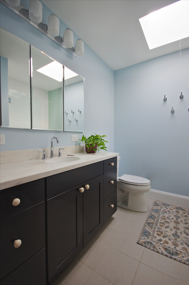 Пример оригинального дизайна: маленькая ванная комната в стиле модернизм с плоскими фасадами, темными деревянными фасадами, ванной в нише, душем в нише, раздельным унитазом, зеленой плиткой, стеклянной плиткой, синими стенами, полом из керамической плитки, монолитной раковиной и столешницей из искусственного камня для на участке и в саду