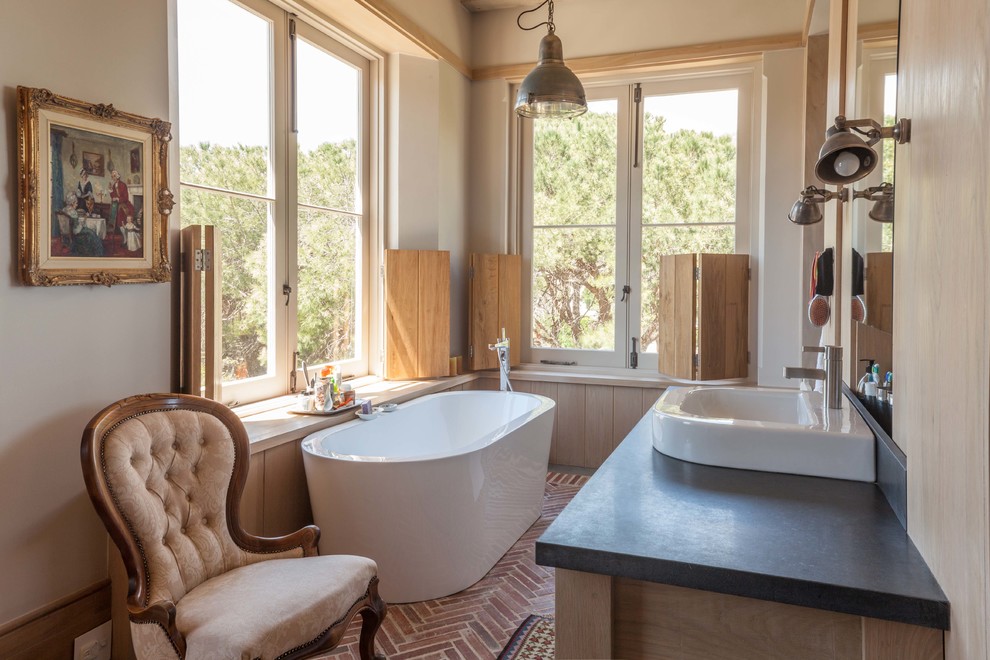 На фото: ванная комната в стиле неоклассика (современная классика) с настольной раковиной и кирпичным полом с