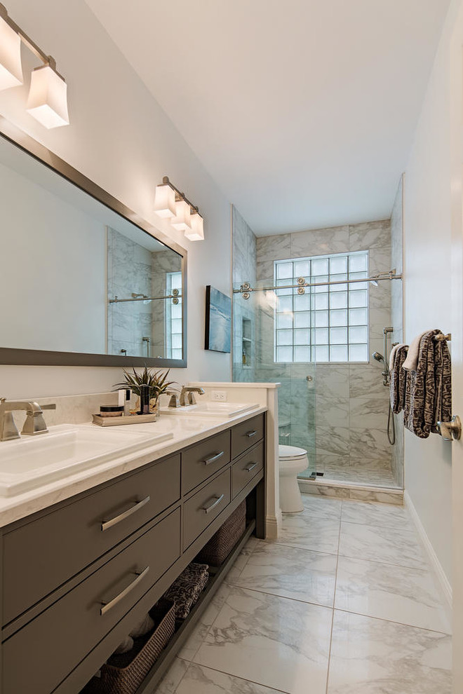 Cette photo montre une salle de bain chic de taille moyenne avec un placard en trompe-l'oeil, des portes de placard grises, WC séparés, un carrelage blanc, un mur gris, un sol en carrelage de porcelaine, un lavabo posé et un plan de toilette en quartz modifié.