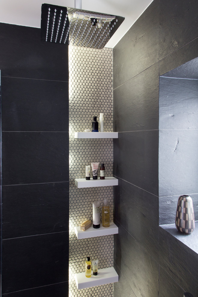 Idéer för små eklektiska vitt badrum med dusch, med en öppen dusch, en vägghängd toalettstol, grå kakel, porslinskakel, grå väggar, klinkergolv i porslin, bänkskiva i kvarts och med dusch som är öppen