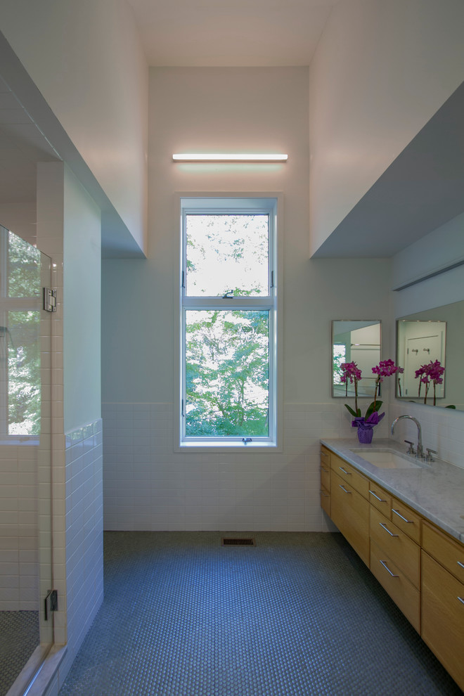 Modelo de cuarto de baño principal contemporáneo grande con lavabo tipo consola, puertas de armario de madera clara, encimera de granito, ducha empotrada y paredes blancas