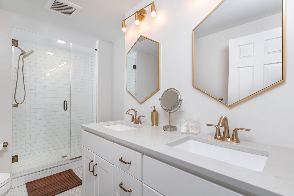 Идея дизайна: ванная комната среднего размера в стиле неоклассика (современная классика) с фасадами в стиле шейкер, белыми фасадами, душем в нише, раздельным унитазом, белой плиткой, керамогранитной плиткой, белыми стенами, полом из мозаичной плитки, врезной раковиной, столешницей из кварцита, белым полом, душем с распашными дверями, разноцветной столешницей, сиденьем для душа, тумбой под две раковины и встроенной тумбой