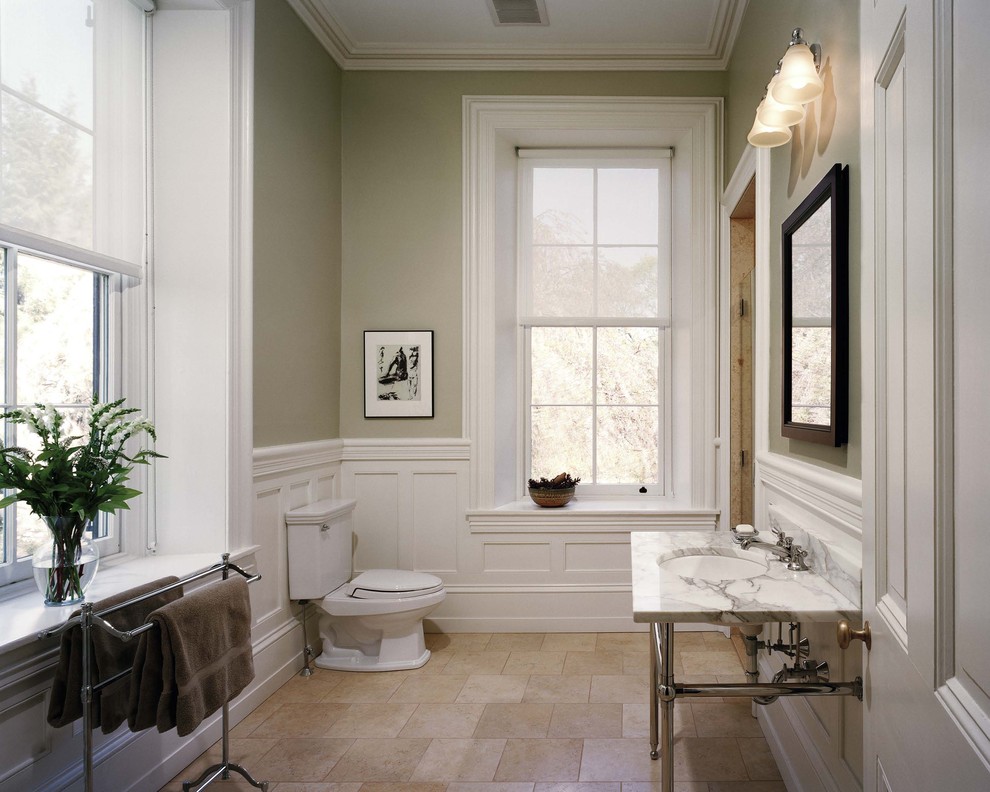 フィラデルフィアにあるトラディショナルスタイルのおしゃれな浴室 (コンソール型シンク) の写真