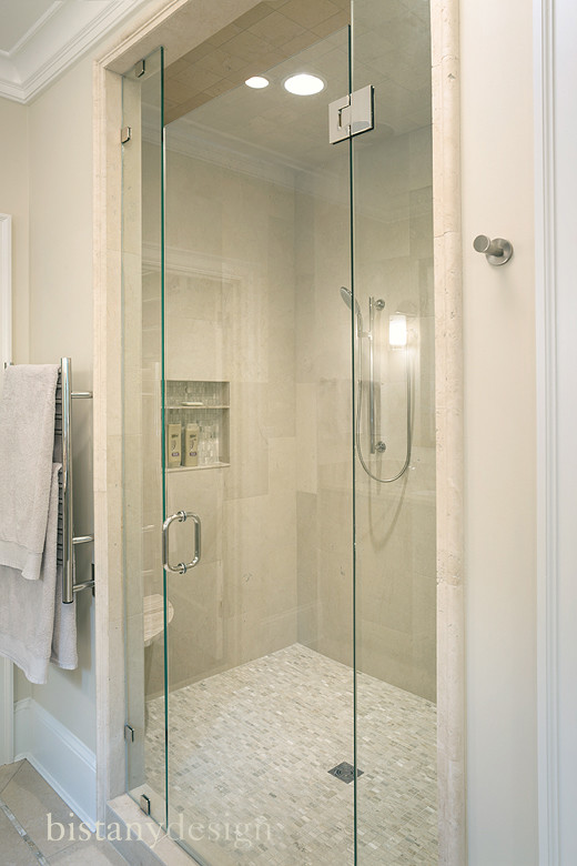 Inspiration för ett mellanstort vintage en-suite badrum, med ett undermonterad handfat, luckor med infälld panel, granitbänkskiva, en dusch i en alkov, beige kakel, porslinskakel, beige väggar och klinkergolv i porslin