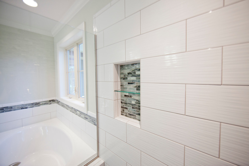 Свежая идея для дизайна: большая главная ванная комната в современном стиле с фасадами с утопленной филенкой, темными деревянными фасадами, столешницей из гранита, угловой ванной, угловым душем, серой плиткой и стеклянной плиткой - отличное фото интерьера