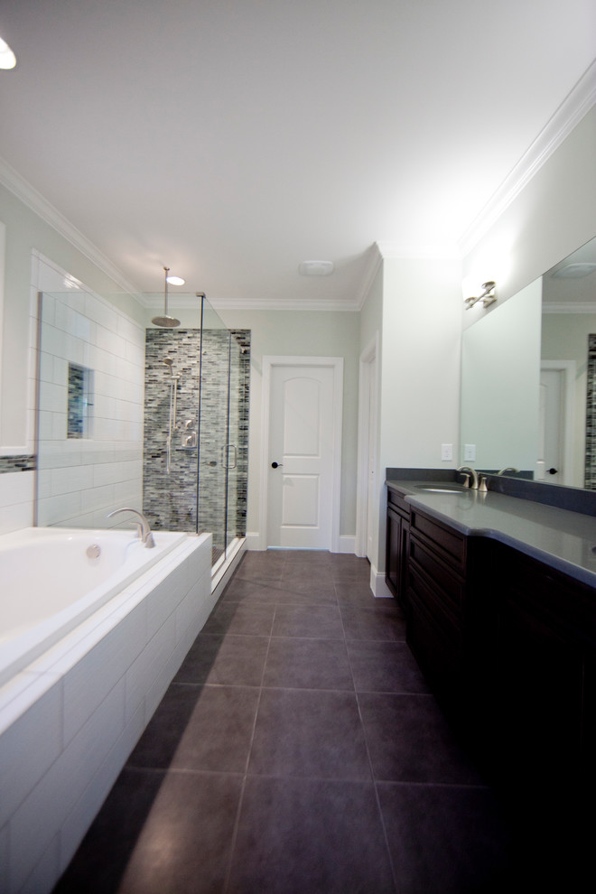 Bild på ett stort funkis en-suite badrum, med luckor med infälld panel, skåp i mörkt trä, granitbänkskiva, ett hörnbadkar, en hörndusch, grå kakel och glaskakel