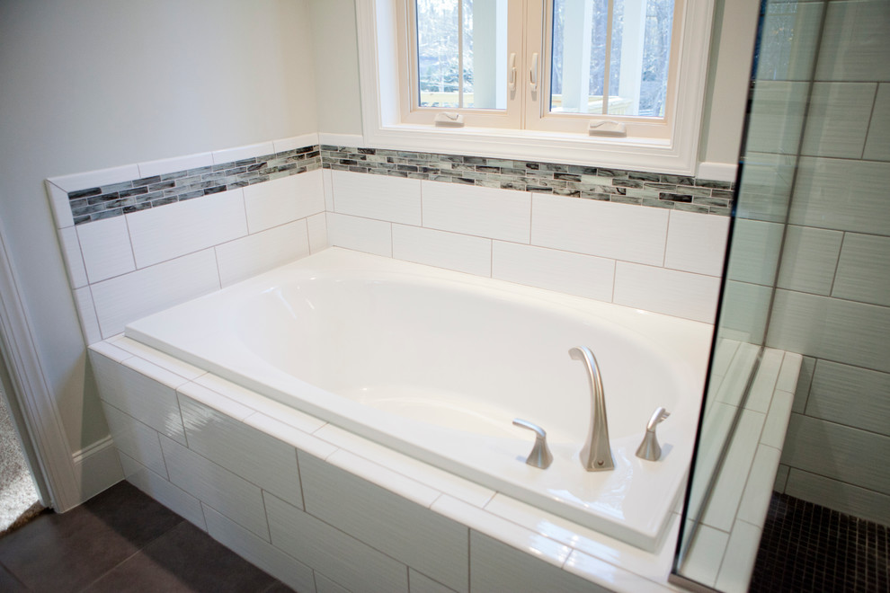 Idee per una grande stanza da bagno padronale contemporanea con vasca ad angolo, doccia ad angolo, piastrelle grigie e piastrelle di vetro