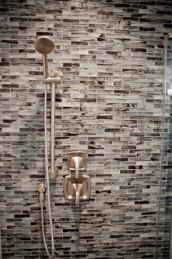 Inspiration pour une grande salle de bain principale design avec une baignoire d'angle, une douche d'angle, un carrelage gris et un carrelage en pâte de verre.