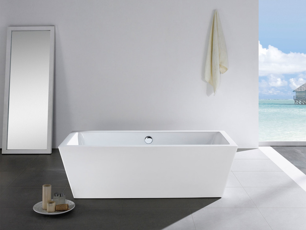 Ispirazione per una stanza da bagno moderna di medie dimensioni con vasca freestanding