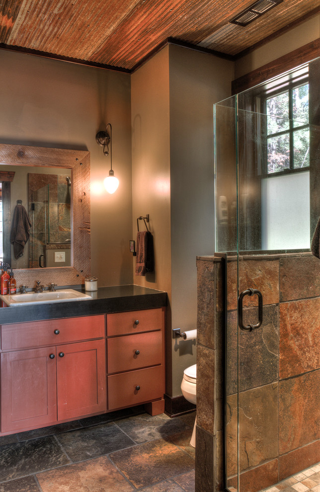 Idéer för att renovera ett mellanstort rustikt en-suite badrum, med svarta skåp, skåp i shakerstil, en hörndusch, beige kakel, brun kakel, stenkakel, grå väggar, travertin golv, ett nedsänkt handfat, bänkskiva i akrylsten, flerfärgat golv och dusch med gångjärnsdörr