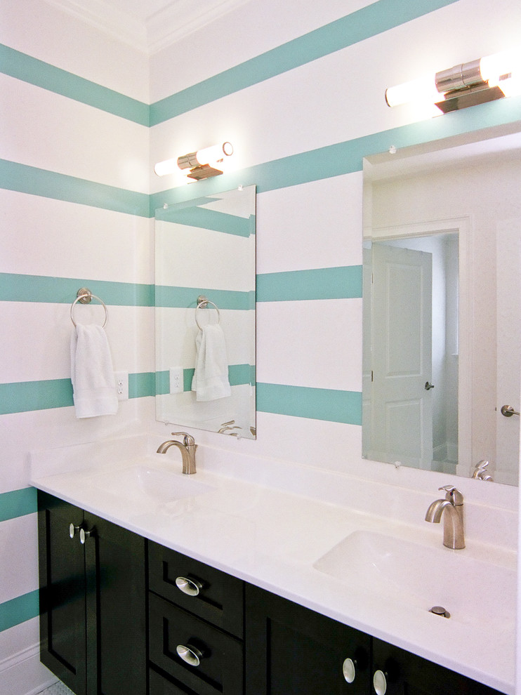 Idéer för att renovera ett mellanstort vintage en-suite badrum, med luckor med infälld panel, svarta skåp, bänkskiva i akrylsten, flerfärgad kakel, keramikplattor, vita väggar och ett integrerad handfat