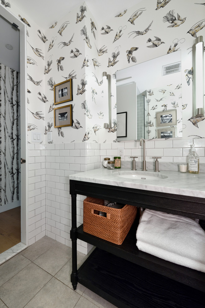 На фото: ванная комната в стиле неоклассика (современная классика) с открытыми фасадами, черными фасадами, белой плиткой, разноцветными стенами, врезной раковиной, серым полом, белой столешницей, напольной тумбой и обоями на стенах