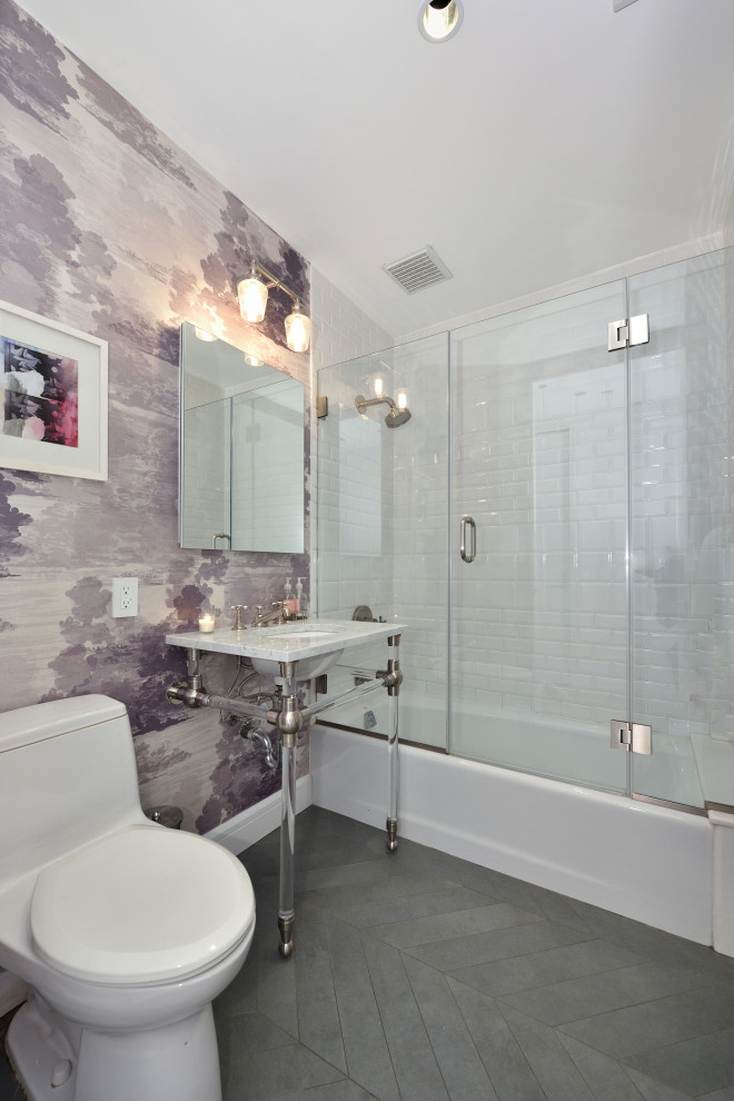 На фото: ванная комната в стиле неоклассика (современная классика) с ванной в нише, душем над ванной, белой плиткой, фиолетовыми стенами, врезной раковиной, серым полом, душем с распашными дверями, белой столешницей, тумбой под одну раковину и обоями на стенах с
