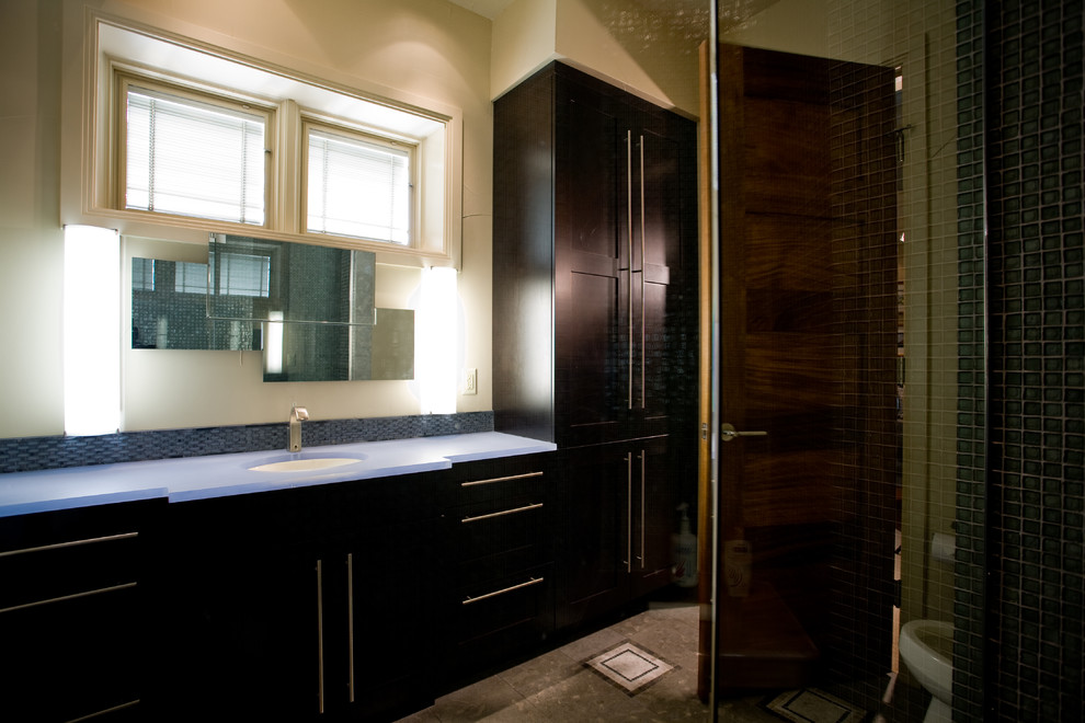 Modernes Badezimmer mit Schrankfronten im Shaker-Stil, schwarzen Schränken, Duschnische, beiger Wandfarbe, Keramikboden, Unterbauwaschbecken, Glaswaschbecken/Glaswaschtisch und blauer Waschtischplatte in Denver