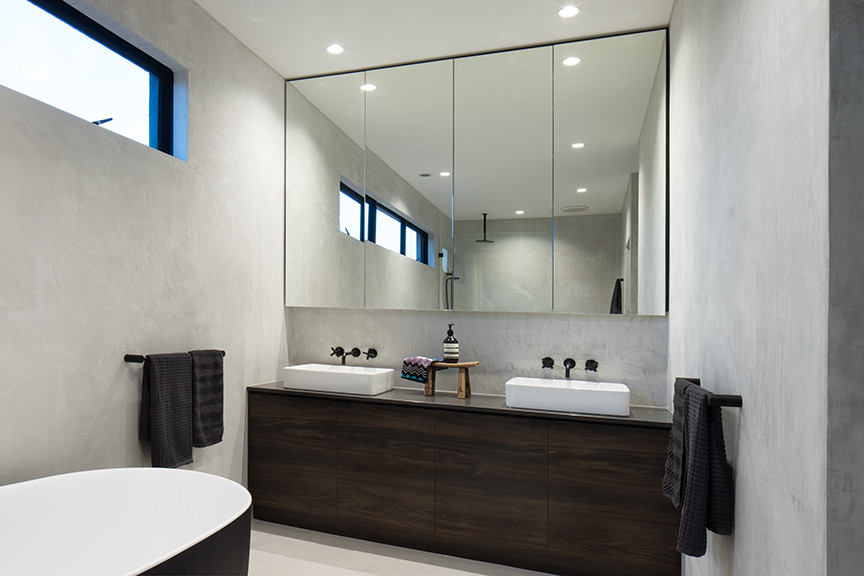 Idee per una piccola stanza da bagno padronale con doccia ad angolo, pareti grigie, pavimento in cemento, pavimento grigio e doccia aperta