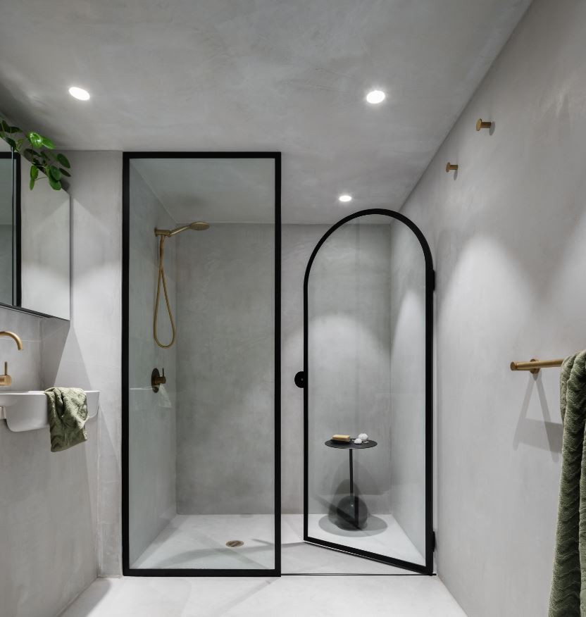 Стильный дизайн: маленькая главная ванная комната в стиле модернизм с стеклянными фасадами, серыми стенами, бетонным полом, столешницей из бетона, серым полом, душем с распашными дверями и серой столешницей для на участке и в саду - последний тренд
