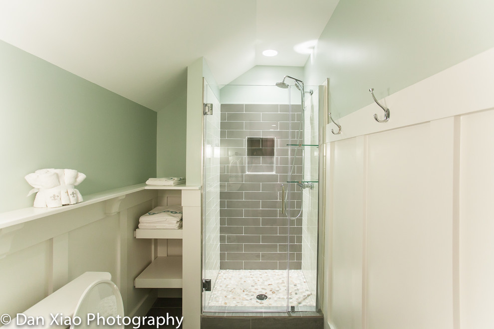 Inredning av ett amerikanskt litet badrum, med gröna väggar, klinkergolv i porslin, ett undermonterad handfat, marmorbänkskiva, en dusch i en alkov, en toalettstol med separat cisternkåpa, grå kakel och porslinskakel