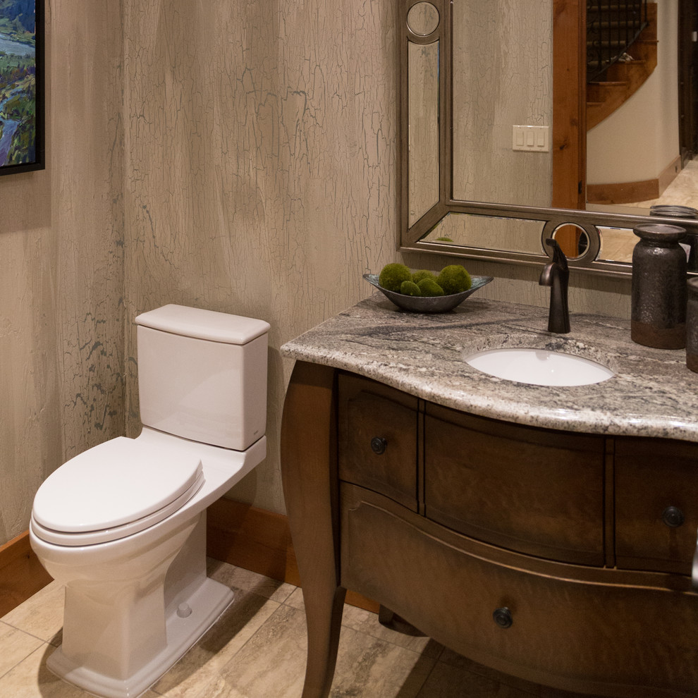Idéer för ett litet klassiskt badrum med dusch, med ett undermonterad handfat, möbel-liknande, skåp i mellenmörkt trä, granitbänkskiva, en toalettstol med separat cisternkåpa, beige kakel, stenkakel, beige väggar och travertin golv