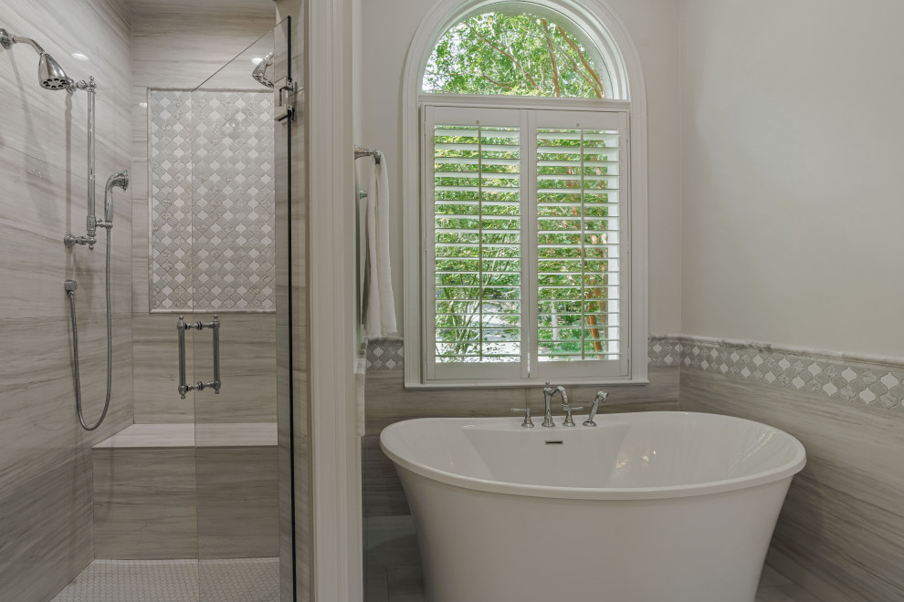 Idéer för stora vintage vitt en-suite badrum, med luckor med profilerade fronter, grå skåp, ett fristående badkar, en hörndusch, grå kakel, porslinskakel, vita väggar, klinkergolv i porslin, ett undermonterad handfat, bänkskiva i kvartsit, grått golv och dusch med gångjärnsdörr