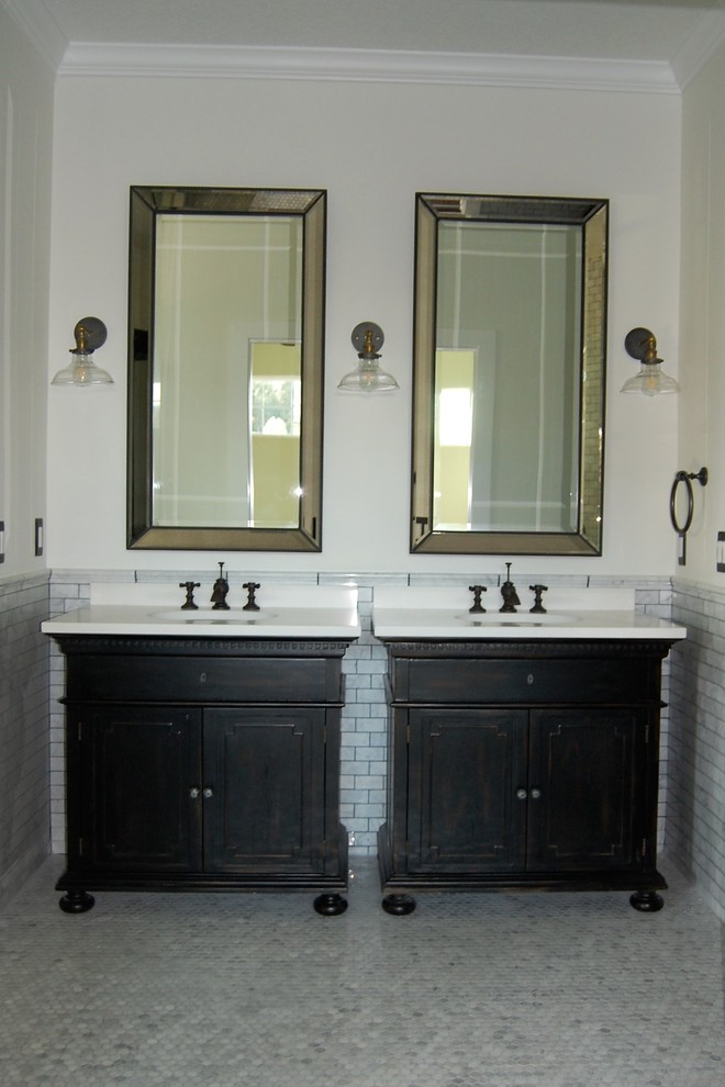 Diseño de cuarto de baño principal de estilo americano de tamaño medio con armarios tipo mueble, puertas de armario con efecto envejecido, baldosas y/o azulejos grises, baldosas y/o azulejos en mosaico, paredes blancas, suelo con mosaicos de baldosas y encimera de mármol