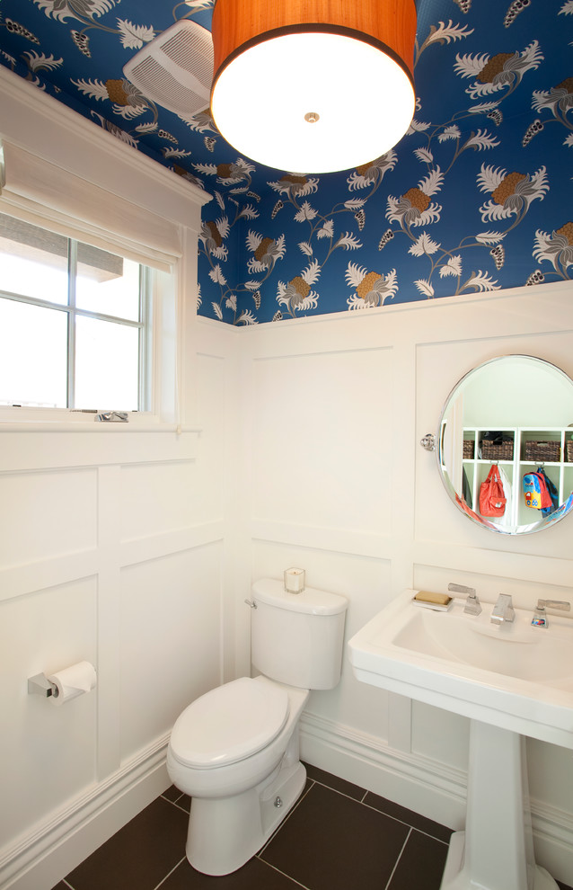 На фото: маленькая ванная комната в стиле неоклассика (современная классика) с раковиной с пьедесталом, синими стенами, серой плиткой, керамической плиткой и полом из керамической плитки для на участке и в саду с