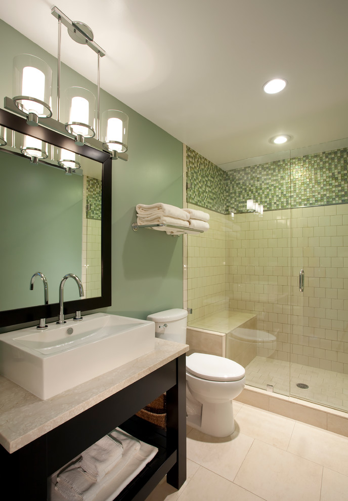 ソルトレイクシティにあるお手頃価格の中くらいなコンテンポラリースタイルのおしゃれなバスルーム (浴槽なし) (ベッセル式洗面器、家具調キャビネット、黒いキャビネット、御影石の洗面台、アルコーブ型シャワー、分離型トイレ、緑のタイル、セラミックタイル、緑の壁、ライムストーンの床) の写真