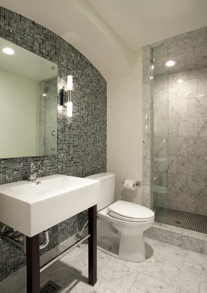 Immagine di una stanza da bagno con doccia minimal di medie dimensioni con lavabo a consolle, doccia alcova, piastrelle blu, pareti bianche, piastrelle in pietra e pavimento in marmo