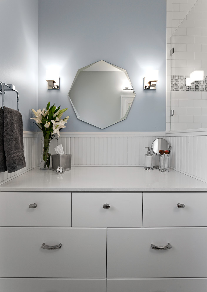 Bild på ett vintage badrum, med ett piedestal handfat, släta luckor, vita skåp, bänkskiva i kvarts, en dubbeldusch, en toalettstol med separat cisternkåpa, vit kakel, glaskakel, blå väggar och klinkergolv i keramik