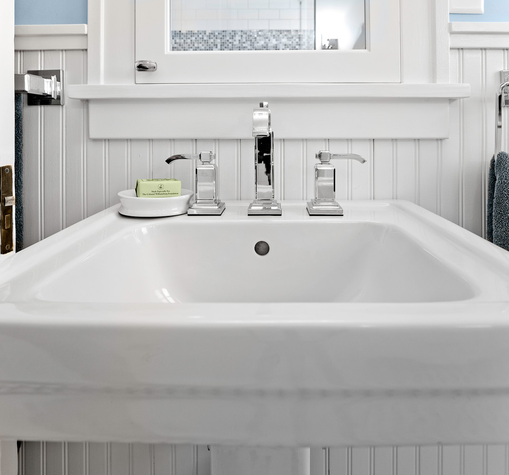 Idee per una stanza da bagno classica con lavabo a colonna, top in quarzo composito, WC a due pezzi, piastrelle bianche, pareti blu e pavimento con piastrelle in ceramica