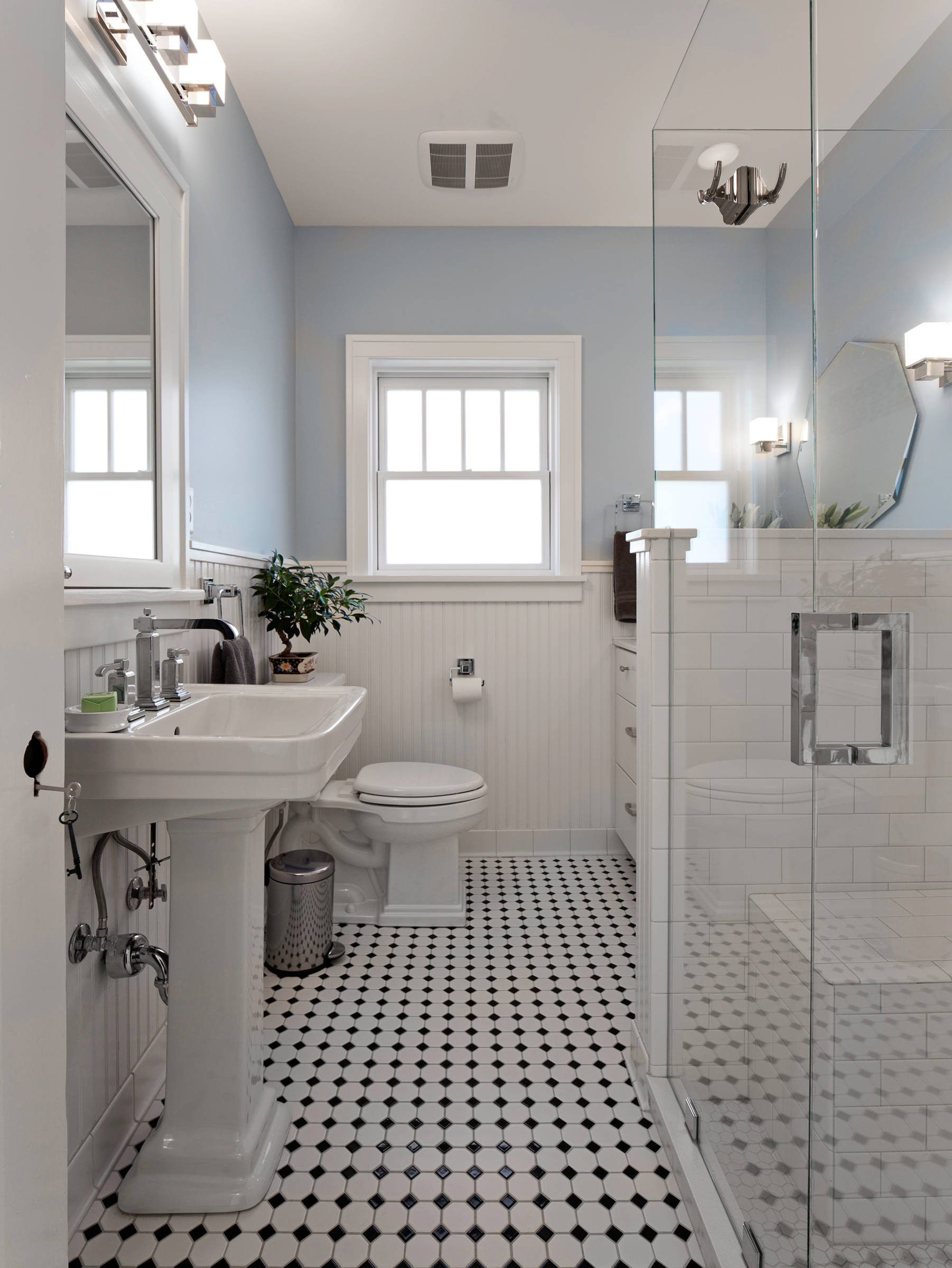 Белая плитка на пол в ванной. Санузел в американском стиле. Ванная комната в американском стиле. Санузел с белой плиткой. Душевая в американском стиле.