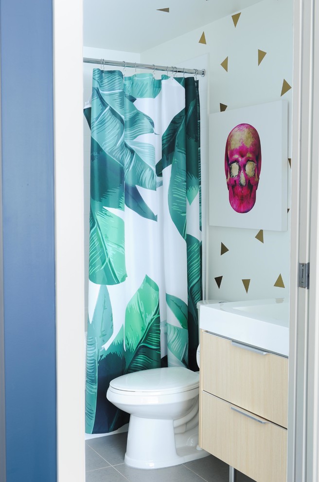 Идея дизайна: главная ванная комната в стиле фьюжн с плоскими фасадами, коричневыми фасадами, раздельным унитазом, разноцветными стенами, полом из цементной плитки, монолитной раковиной, столешницей из искусственного камня, серым полом, ванной в нише, душем над ванной, белой плиткой и шторкой для ванной