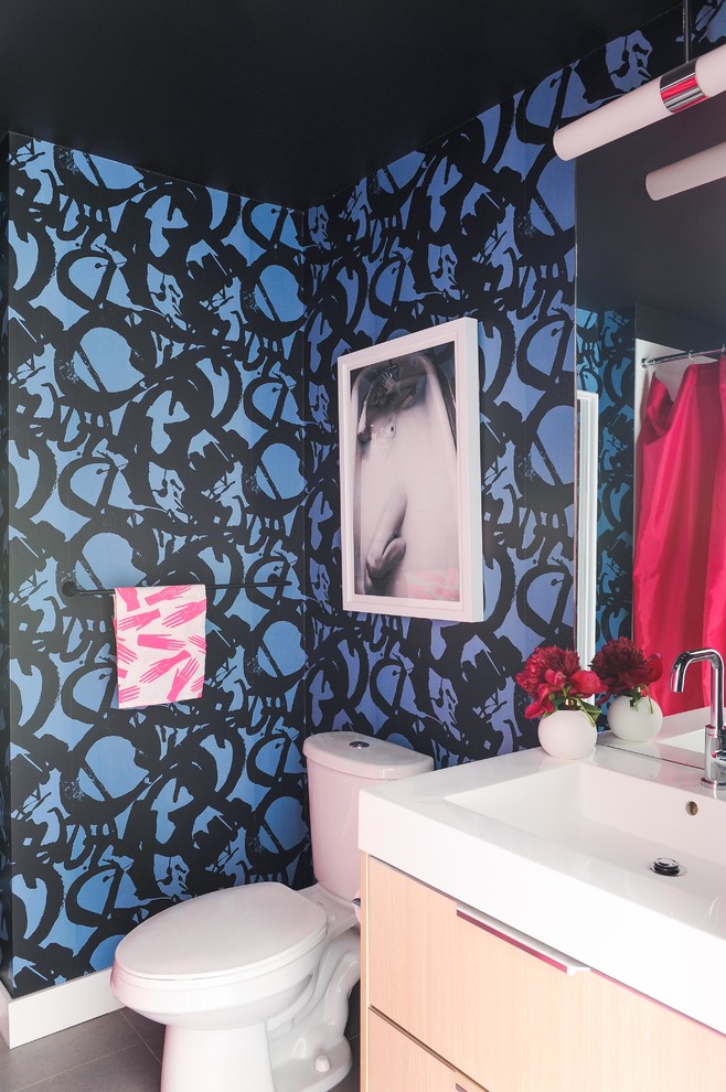 Foto på ett eklektiskt badrum med dusch, med släta luckor, bruna skåp, bänkskiva i akrylsten, en toalettstol med separat cisternkåpa, flerfärgade väggar, cementgolv, ett integrerad handfat och grått golv