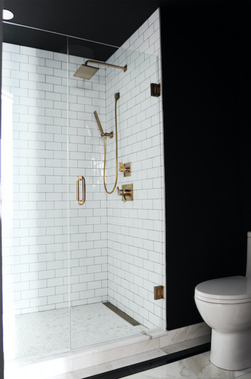 Idéer för ett mellanstort en-suite badrum, med skåp i shakerstil, svarta skåp, en dubbeldusch, en toalettstol med hel cisternkåpa, vit kakel, tunnelbanekakel, svarta väggar, marmorgolv, ett undermonterad handfat och marmorbänkskiva