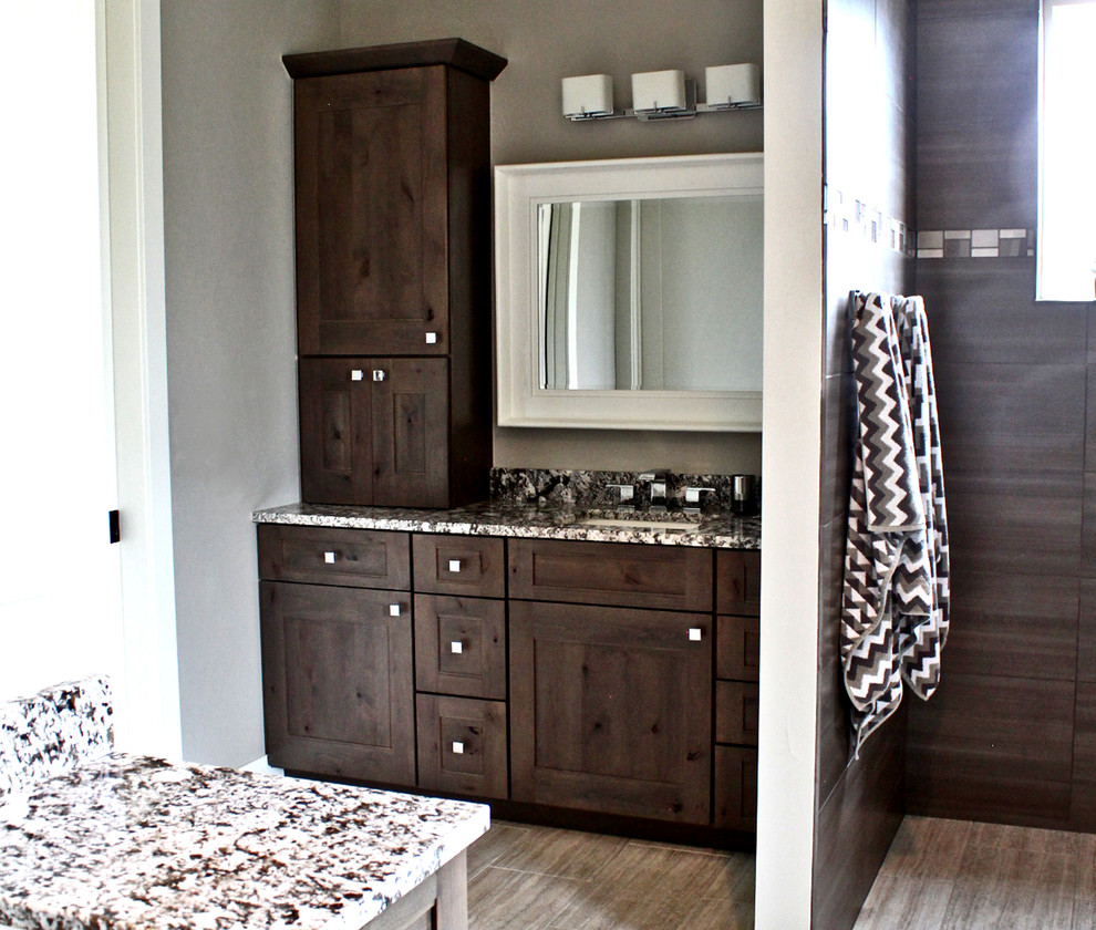 Exempel på ett stort amerikanskt en-suite badrum, med ett undermonterad handfat, skåp i shakerstil, skåp i mellenmörkt trä, granitbänkskiva, ett fristående badkar, en öppen dusch, grå kakel, keramikplattor, grå väggar och klinkergolv i keramik