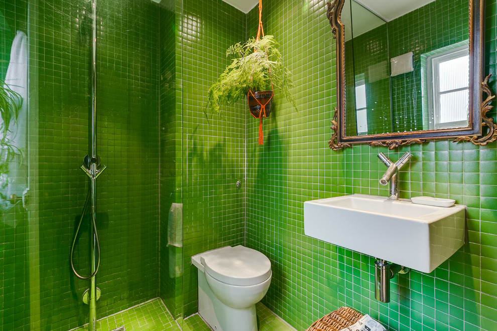 Источник вдохновения для домашнего уюта: ванная комната среднего размера в стиле фьюжн с угловым душем, унитазом-моноблоком, зеленой плиткой, зелеными стенами, душевой кабиной, подвесной раковиной, зеленым полом и плиткой мозаикой