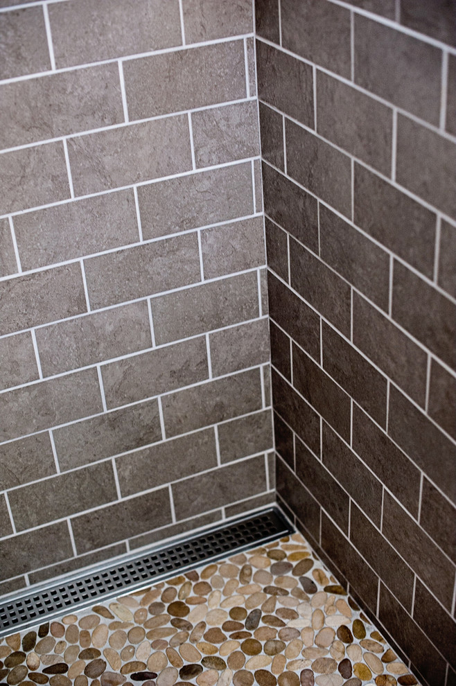 Пример оригинального дизайна: маленькая главная ванная комната в стиле модернизм с врезной раковиной, плоскими фасадами, темными деревянными фасадами, столешницей из искусственного кварца, накладной ванной, душем без бортиков, раздельным унитазом, разноцветной плиткой, плиткой кабанчик, зелеными стенами и полом из керамогранита для на участке и в саду
