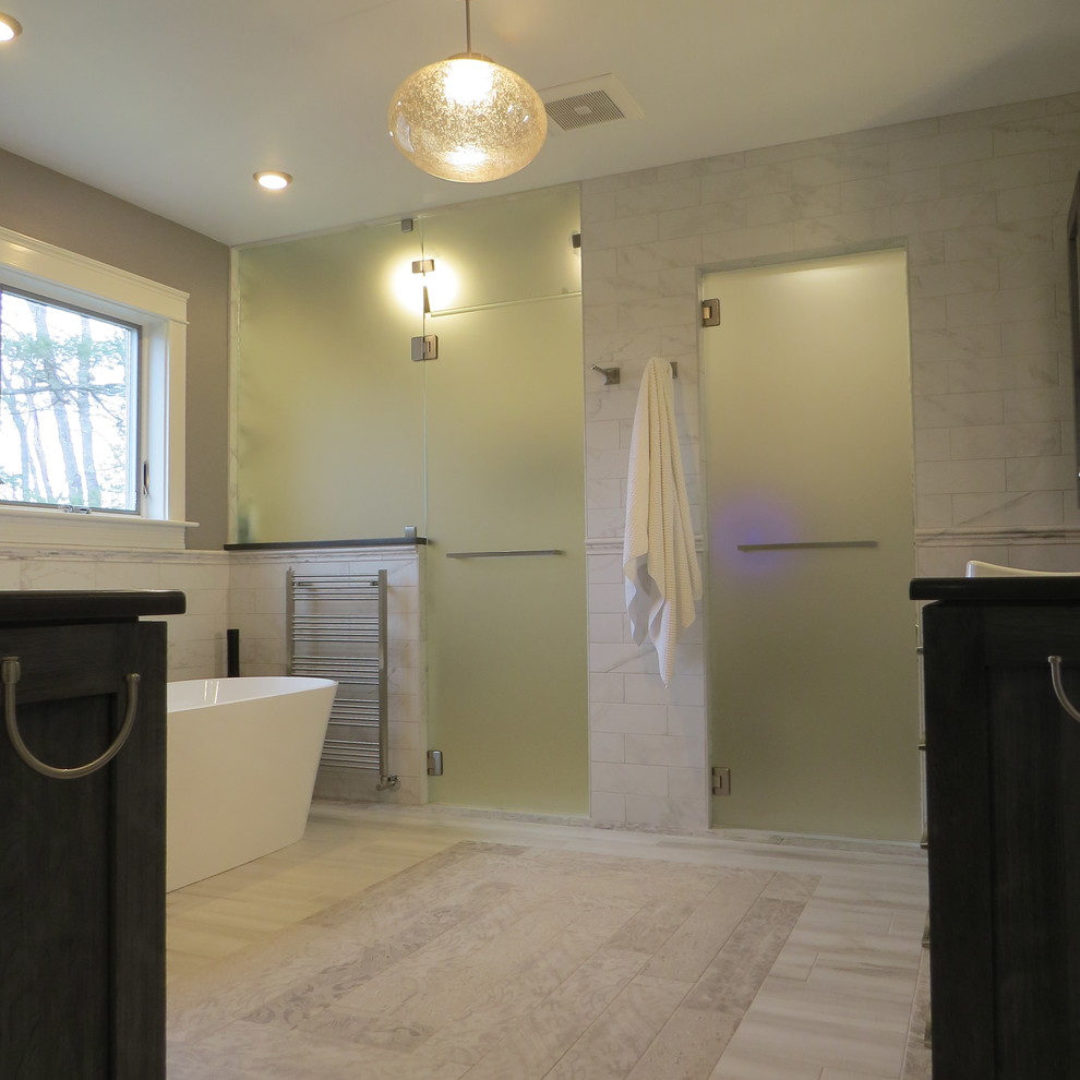 На фото: большая главная ванная комната в современном стиле с стеклянными фасадами, серыми фасадами, отдельно стоящей ванной, душем без бортиков, инсталляцией, разноцветной плиткой, керамогранитной плиткой, серыми стенами, полом из керамогранита, накладной раковиной, столешницей из искусственного кварца, разноцветным полом и душем с распашными дверями с