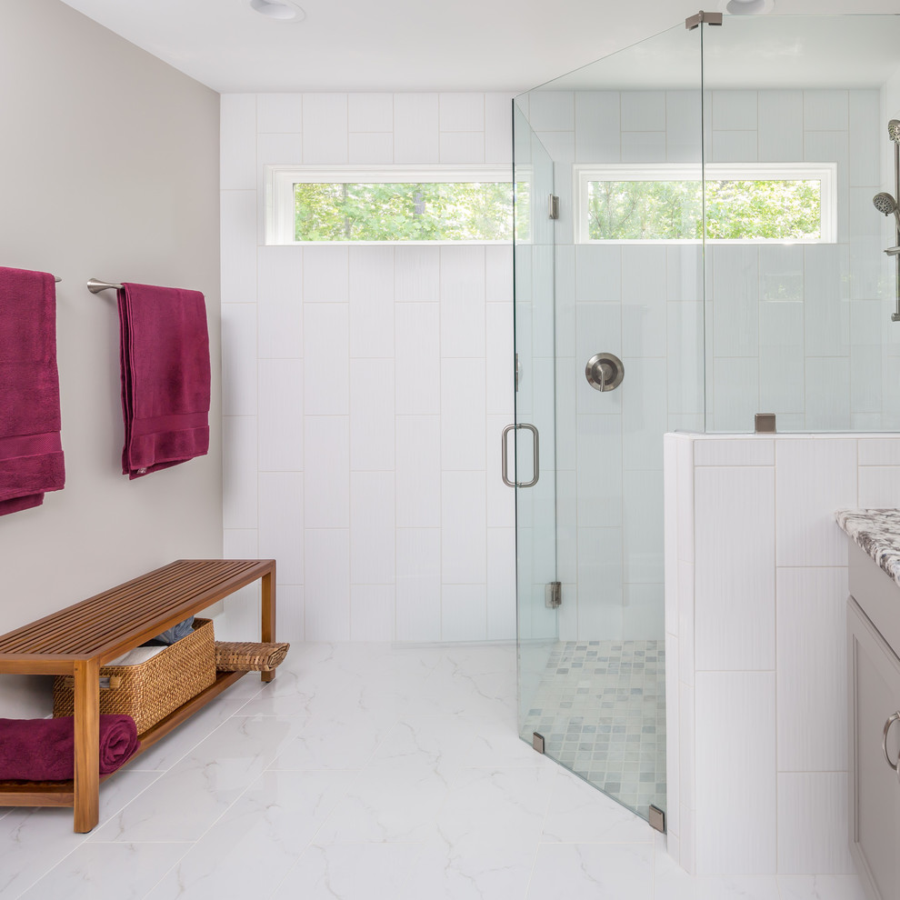 Идея дизайна: большая главная ванная комната в стиле неоклассика (современная классика)