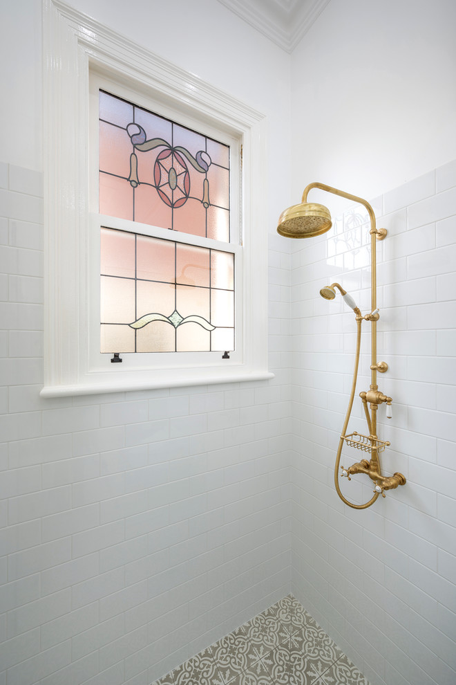 Bild på ett mellanstort vintage en-suite badrum, med möbel-liknande, bruna skåp, våtrum, en vägghängd toalettstol, vit kakel, porslinskakel, vita väggar, betonggolv, ett fristående handfat, träbänkskiva, flerfärgat golv och med dusch som är öppen